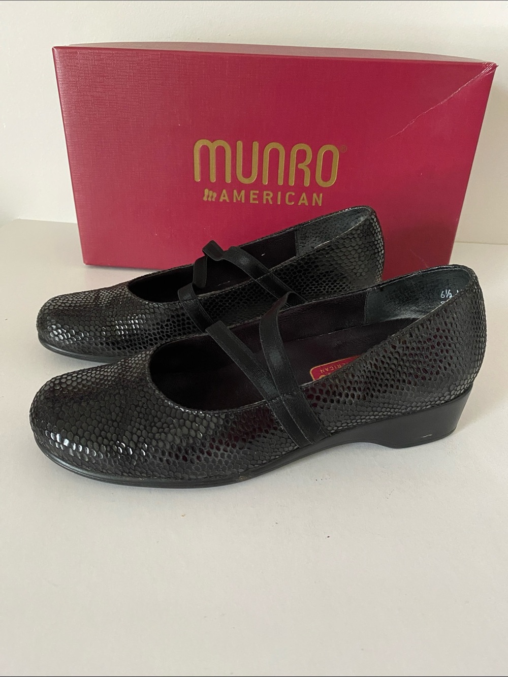 Munro Andrea Black Snake Mary Jane Shoes Size 6 1/2 Wide
